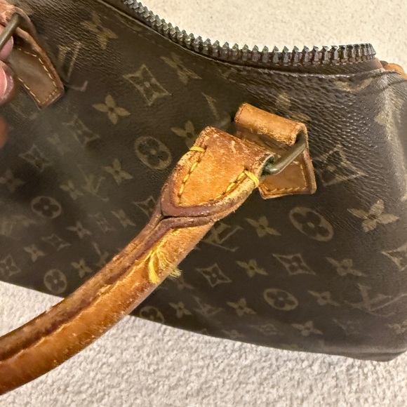 Authentic Louis Vuitton Monogram Canvas Handbag speedy 35 - Picture 3 of 16